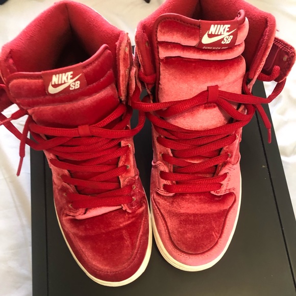 Nike Dunk High Red Velvet - Picture 1 of 5